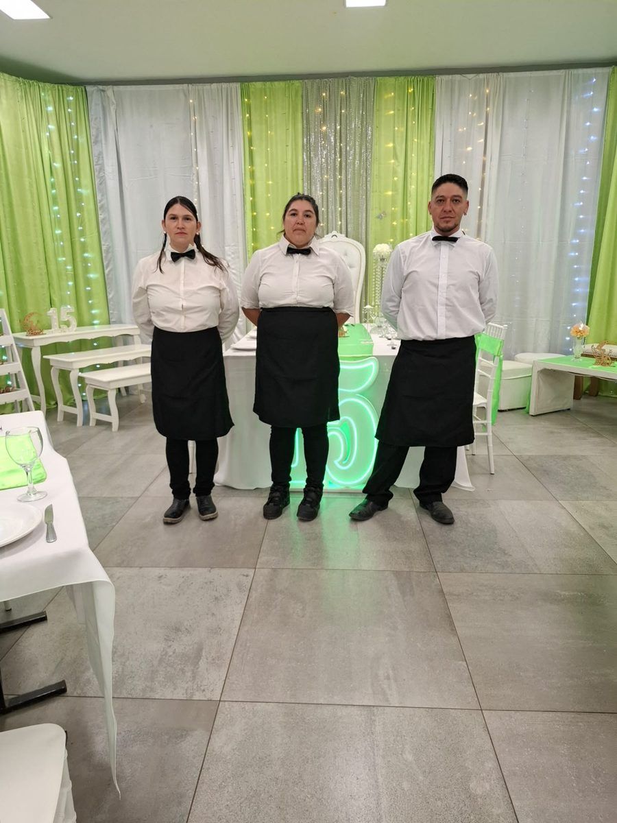 Equipo de mozos de L y F en un salón de eventos
